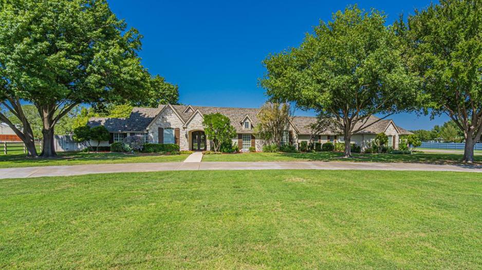 Real Estate Guide Luxury Awaits in Butler Farms