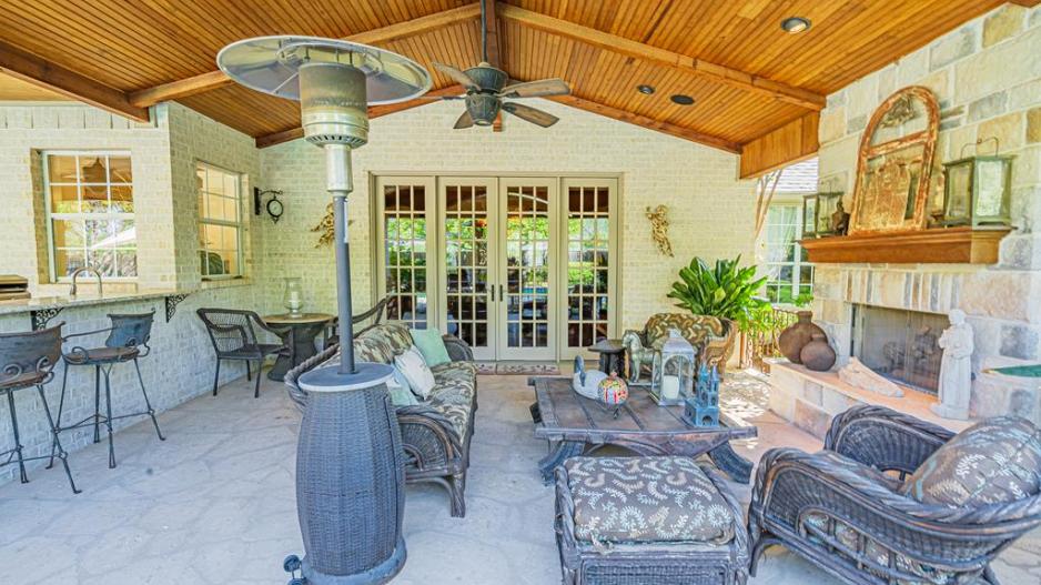 Real Estate Guide Luxury Awaits in Butler Farms