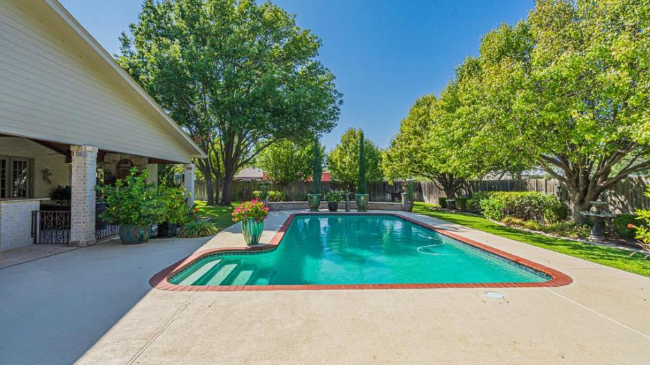 Real Estate Guide Luxury Awaits in Butler Farms