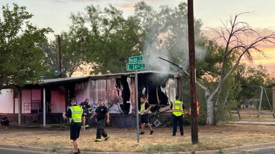 Mobile Home Fire Pecan St. & 24 1/2 St. (LIVE! Photo/Yantis Green) Mobile Home Fire Pecan St. & 24 1/2 St. (LIVE! Photo/Yantis Green)