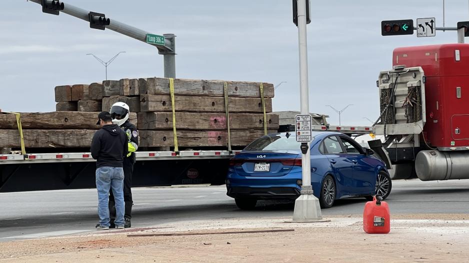 18-wheeler Crash Sherwood Way at Loop 306 (LIVE! Photo/Matt Trammell) 18-wheeler Crash Sherwood Way at Loop 306 (LIVE! Photo/Matt Trammell)