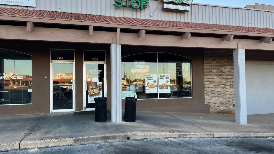 Wing Stop SW Plaza (LIVE! Photo Yantis Green) Wing Stop SW Plaza (LIVE! Photo Yantis Green)