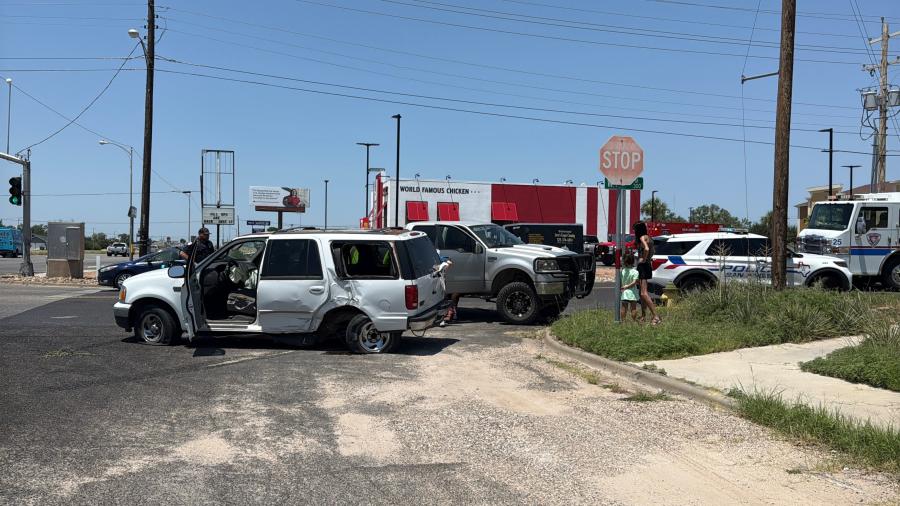 Crash Sends One to Hospital After SUV Strikes Traffic Signal on N. Bryant