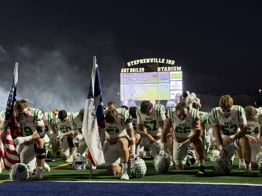 Wall's Gage Jacoby (66) and his teammates take a moment to pray before their state semifinal game against Gunter on Friday, Dec. 12, 2025, in Stephenville.