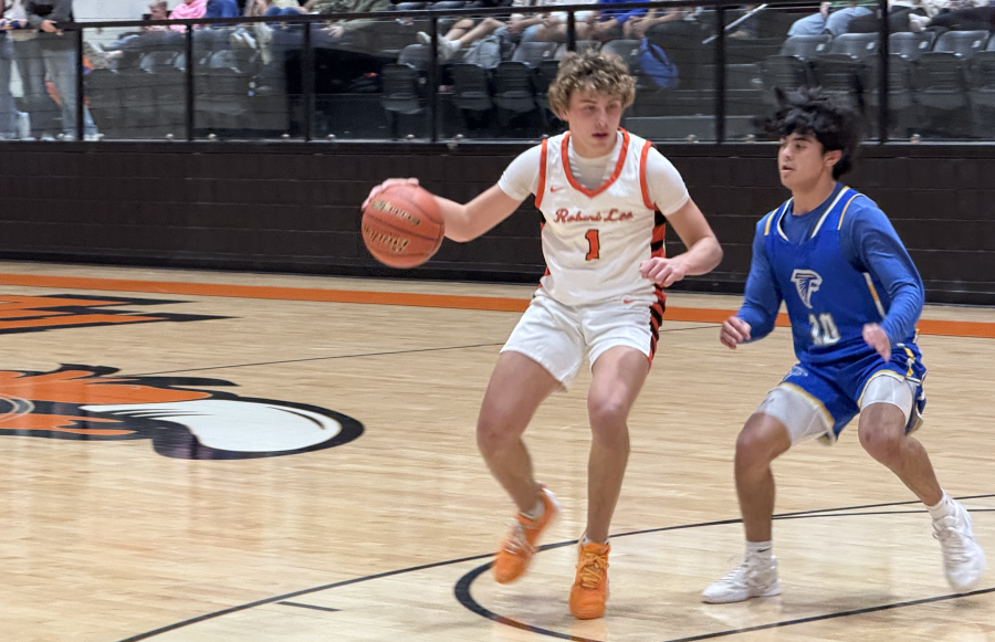 Robert Lee's Brenner Sherwood faces off with Veribest's Lorenzo High