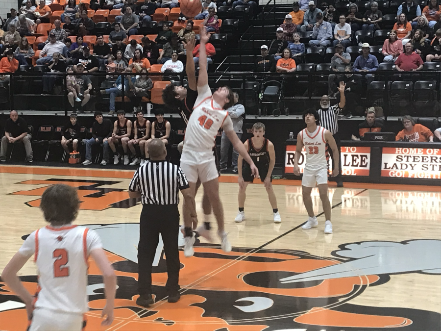 The Robert Lee Steers and Garden City Bearkats tip off their game Tuesday, Feb. 17, 2026.