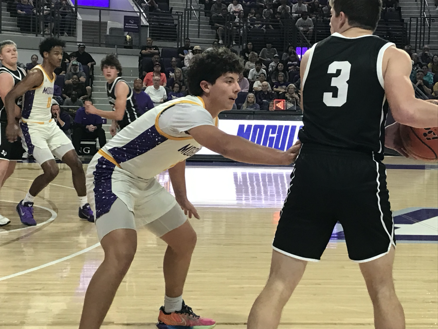 Water Valley's Brylan Naylor is guarded by Munday's Caisen Lee during their regional final Friday, March 6, 2026.