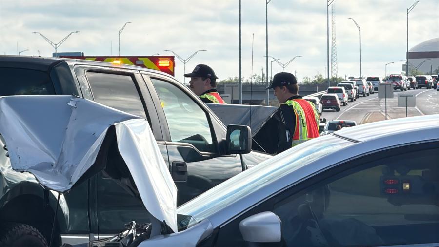 A crash involving at least three vehicles — all of which had to be towed — has closed eastbound traffic on the Houston Harte Expressway on Monday morning.