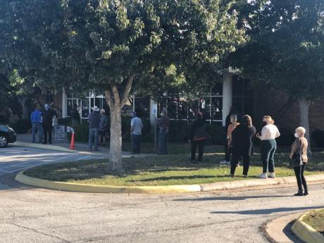 Voters Lined up at TxDOT (LIVE! Photo/Joe Hyde)