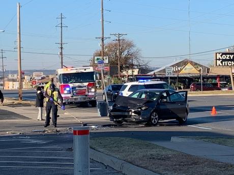 Crash at Original H-E-B. (LIVE! Photo/Matt Trammell)