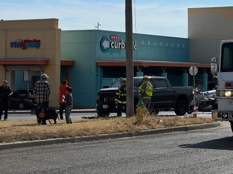 Child & Dog in Crash at H-E-B (LIVE! Photo/Matt Trammell)