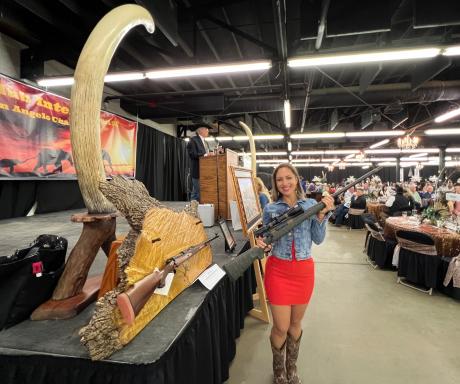 San Angelo SCI 2022 Auction Girl (LIVE! Photo/Joe Hyde)