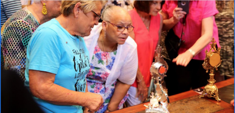 Holy Angels Parishioners View Eucharist Relics (Contributed/Holy Angels)