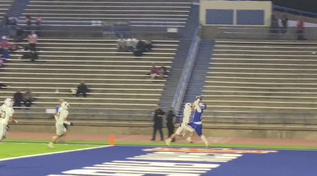 Chiefs Receiver Davashtian Manley Grabs a Last Second Touchdown Against Brownwood.