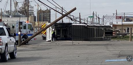 Bobtail Truck Crash into Power Lines (LIVE! Photo/James Bouligny)
