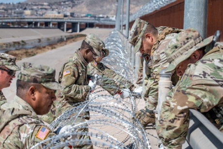Texas National Guard Installing Razor Wire in El Paso 3.2.23 (Courtesy/gov.texas.gov)