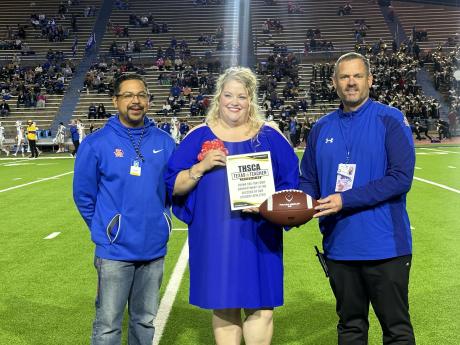 Scarlet Rodriguez receives award from the THSCA
