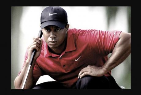 Tiger Woods Reading Green and Decked out in Nike Gear