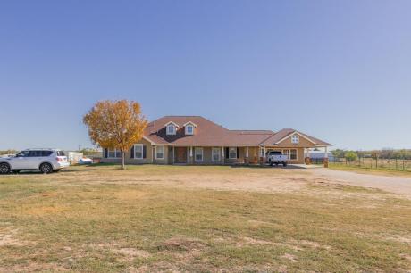 SAN ANGELO, TX — Located just outside the San Angelo city limits, this 4 bed 2 bath home with an office sits on just over 6 acres.  