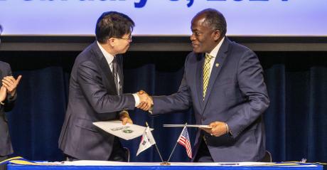 Acting DNUE President, Dr. Beom-Ung Lee, and ASU President Ronnie Hawkins Jr.
