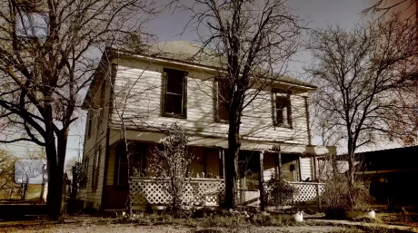 In the latest episode of The Paranormal Files, a YouTube series with over 1.3 million followers, investigators Colin Browen and Payton Pillay travel to San Angelo to explore what one local described simply as “an evil place.” The home — which the team claims had never been investigated before — is said to have a violent history involving drug overdoses, deaths, and rumored occult activity.