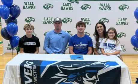 Wall's Hagyn Barbee signs with Iowa Western