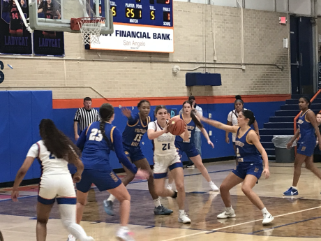 San Angelo Central's Karsyn Scott tries to pass out of Frenship's swarming defense Friday, Jan. 16, 2026.