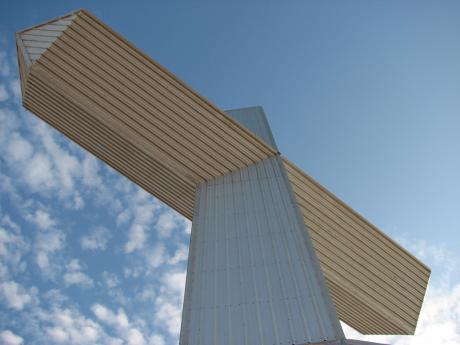 Looking up at the Ballinger Cross - Jim and Doris Studer Family (Questermark via Flickr)