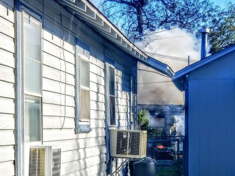 Fire at 611 W 15th St on Nov. 29, 2017. (LIVE! Photo/Sam Fowler)