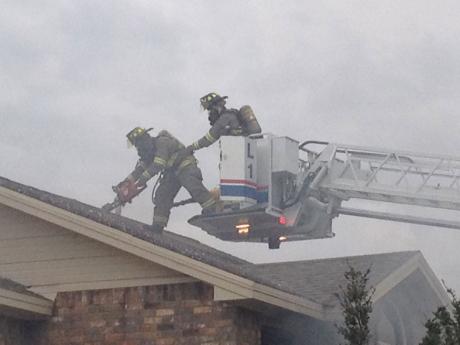 Fire at 626 Avondale Ave., San Angelo, on September 26, 2014. (LIVE! Photo/Dylan Underwood)