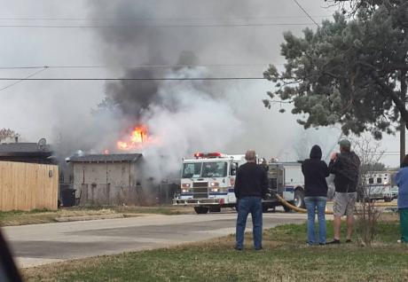 Onlookers of the fire on 200 block of Oakwood on Feb. 5, 2015. (Contrinuted/Amanda Gierisch)