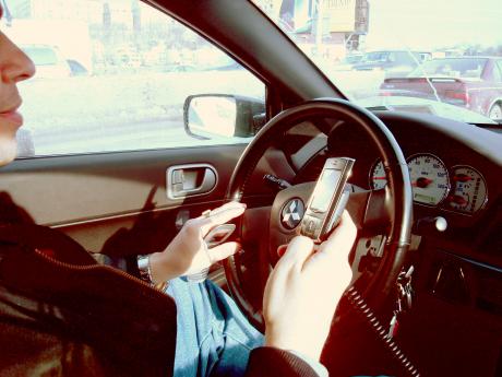 Texting while driving (Wikipedia)