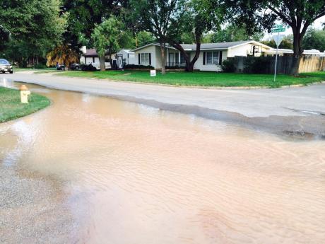 Water runoff from the later main break on Oxford Ave. (LIVE! Photo/John Basquez)