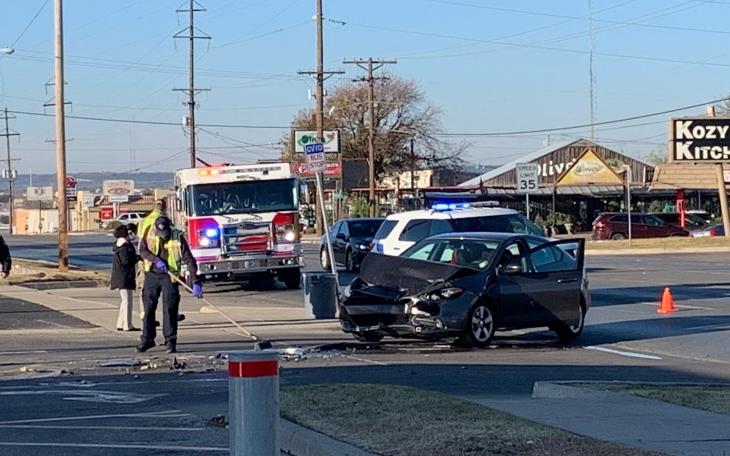 Crash at Original H-E-B. (LIVE! Photo/Matt Trammell)
