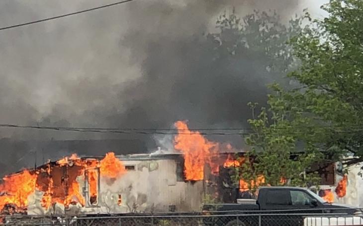 Raccoon Road Trailer House Fire (LIVE! Photo/Sonia Ramirez)