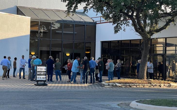 Citizens Outside San Angelo City Council | Live Photo Sonia RM