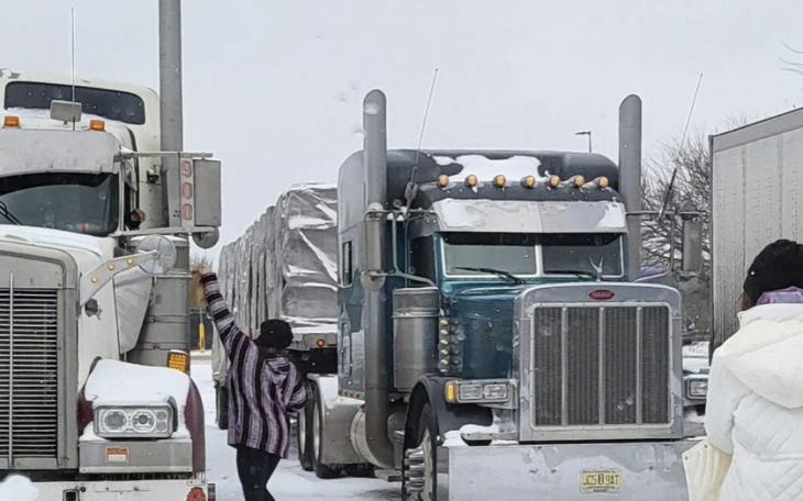 Heff's Burgers GM Hands out Sack Lunches