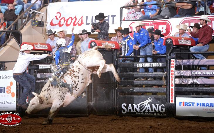 Stetson Wright scores and 88 atop the bull named Juicy at the 3rd performance of the 2022 San Angelo Rodeo