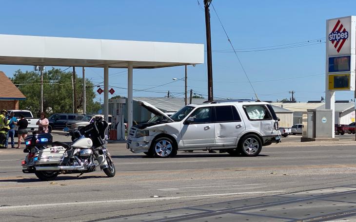 Little Nissan Frontier Collides With a Big Ford Expedition on June 6, 2022