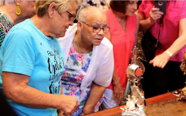 Holy Angels Parishioners View Eucharist Relics (Contributed/Holy Angels)