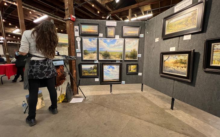 Artist Kathleen Hudson of Colorado Springs, Colorado, puts the final touches on a painting at the 2022 En Plein Air competition.