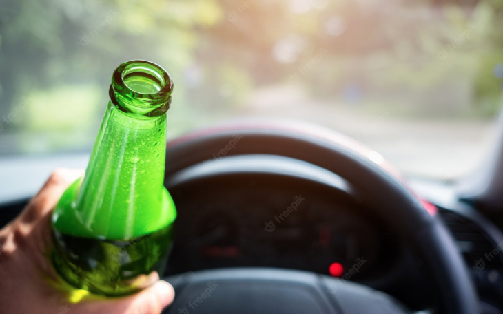 Open Alcohol Container While Driving (Courtesy/freepik)
