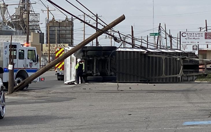 Bobtail Truck Crash into Power Lines (LIVE! Photo/James Bouligny)
