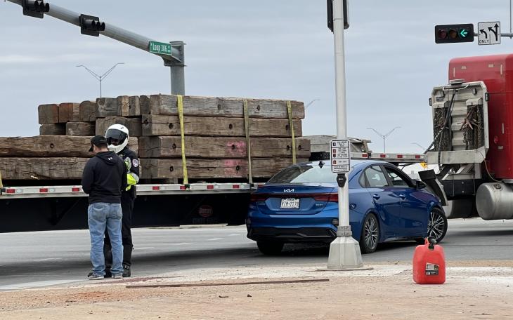 18-wheeler Crash Sherwood Way at Loop 306 (LIVE! Photo/Matt Trammell)