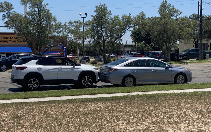 Crash Congests Knickerbocker Road