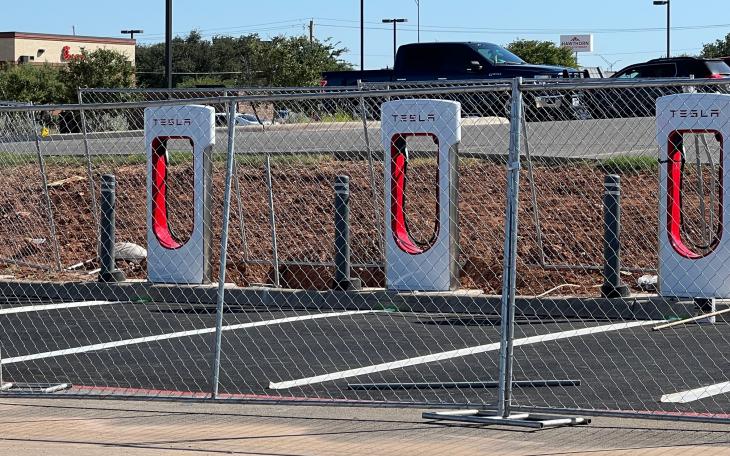 H-E-B Tesla EV Chargers H-E-B Sherwood Way 7.12.23 (LIVE! Photo/Yantis Green)