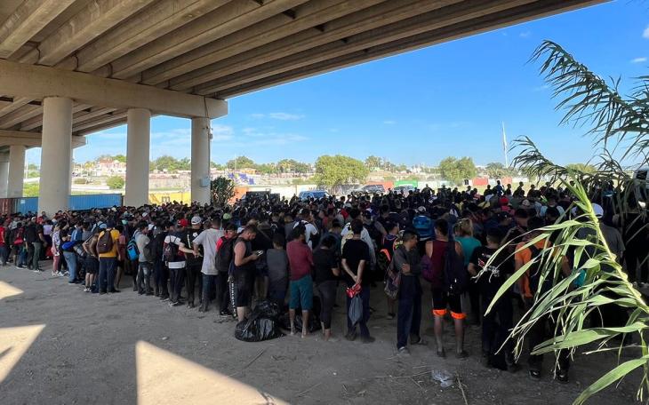 Thousands of Illegal Migrants at Eagle pass 9.22.23 (Courtesy/Fox News)