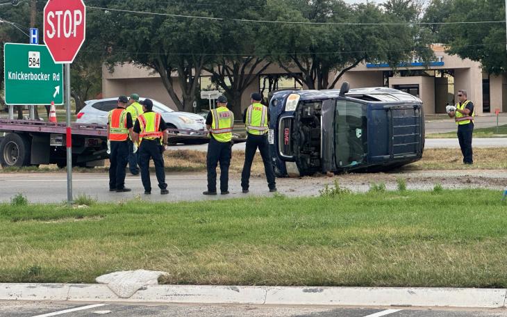 SAN ANGELO, TX — An SUV rollover incident occurred near the site of the old SITEL building on the Loop 306 access road, leaving the vehicle on its side but its occupants, a driver and a child, unharmed.