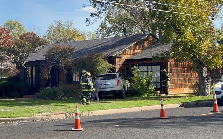 Caddy SUV Careens into House (LIVE Photo Lucas Banda)
