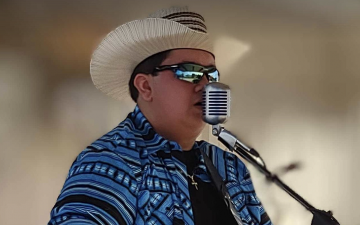 Jakobie Gigging in shades